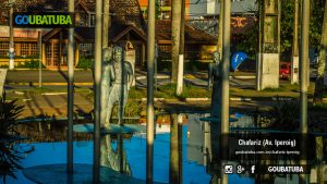 Chafariz na orla da Praia do Cruzeiro em Ubatuba e as estátuas de um índio, colonizador e do Padre José de Anchieta