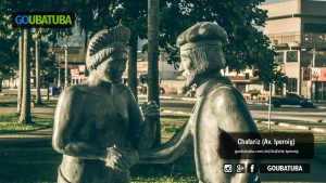 Aperto de mão selando acordo da Paz de Iperoig entre índios e brancos no Chafariz da Av. Iperoig em Ubatuba