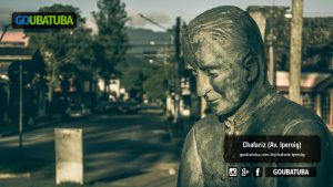 Estátua de Padre José de Anchieta com a Rua Prof. Thomaz Galhardo ao fundo no Chafariz da Praia do Cruzeiro em Ubatuba