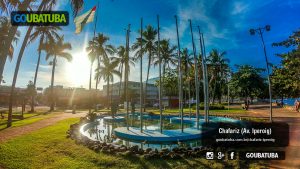 Vista panorâmica do Chafariz da Av. Iperoig no centro de Ubatuba em final de tarde