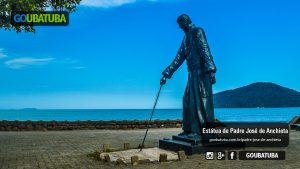 Vista da Estátua do Padre José de Anchieta na orla da Praia do Cruzeiro