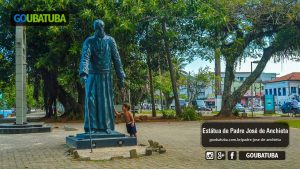 Criança tocando a Estátua de Padre José de Anchieta em Ubatuba