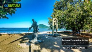 Vista dos monumentos do Santo José de Anchieta e do Marco da Paz na orla da Praia de Iperoig