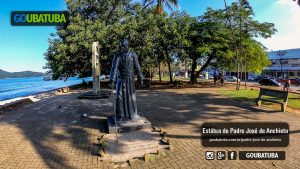 Vista da orla da Praia de Iperoig/Cruzeiro ao fundo e a Estátua do Santo José de Anchieta em primeiro plano