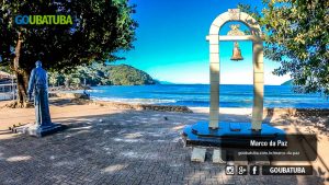 Vista do Monumento Marco da Paz e, sob pano de fundo, a belíssima Praia de Iperoig